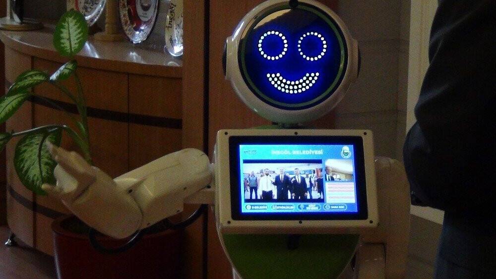 Robot Ada Başkandan  Belediyede İş İstedi