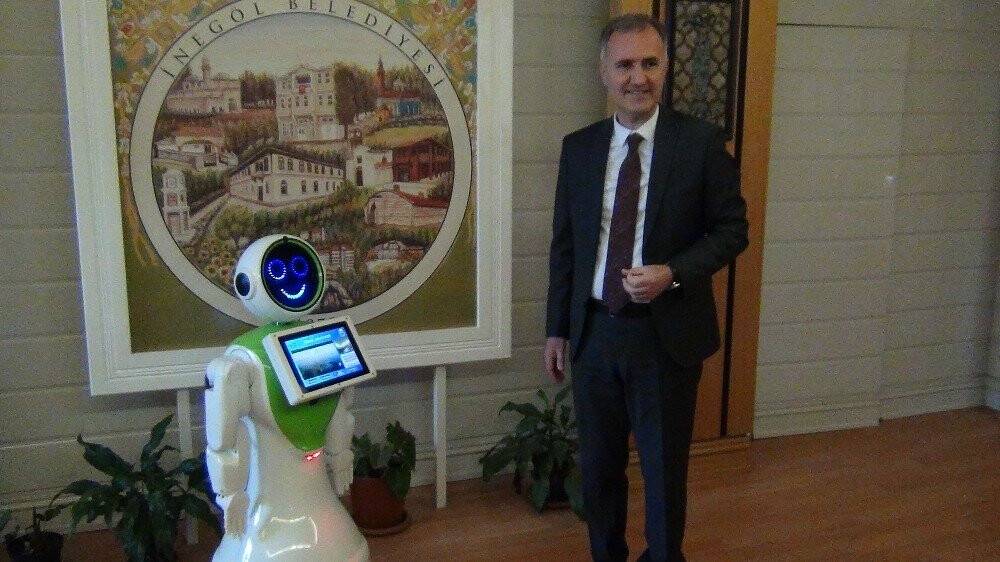 Robot Ada Başkandan  Belediyede İş İstedi