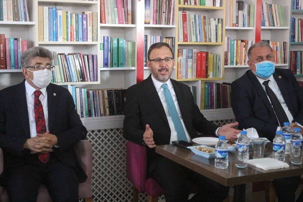 Bakan Kasapoğlu Erciş’te gençlerle buluştu