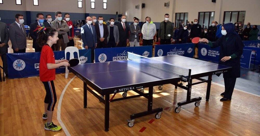 Selçuklu’da masa tenisi turnuvasında dereceye girenlere ödülleri verildi