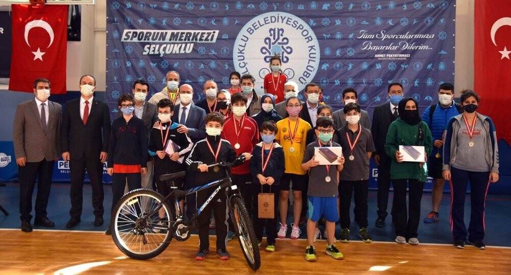 Selçuklu’da masa tenisi turnuvasında dereceye girenlere ödülleri verildi