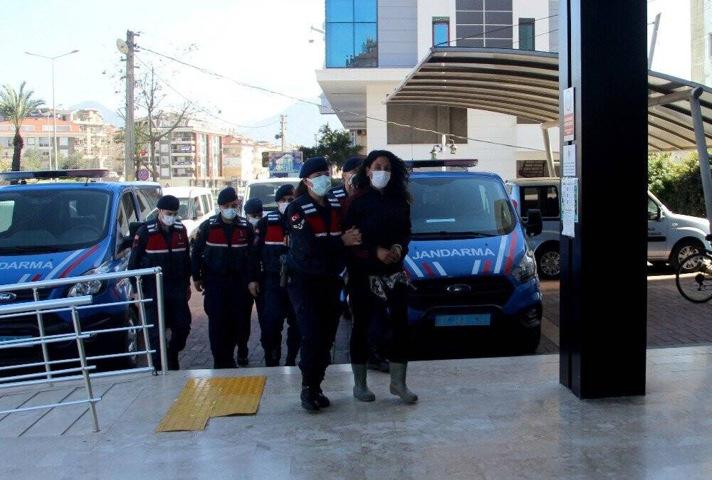 Kaçak barakası yıkılınca pompalı tüfekle baskın yapan kadın tutuklandı