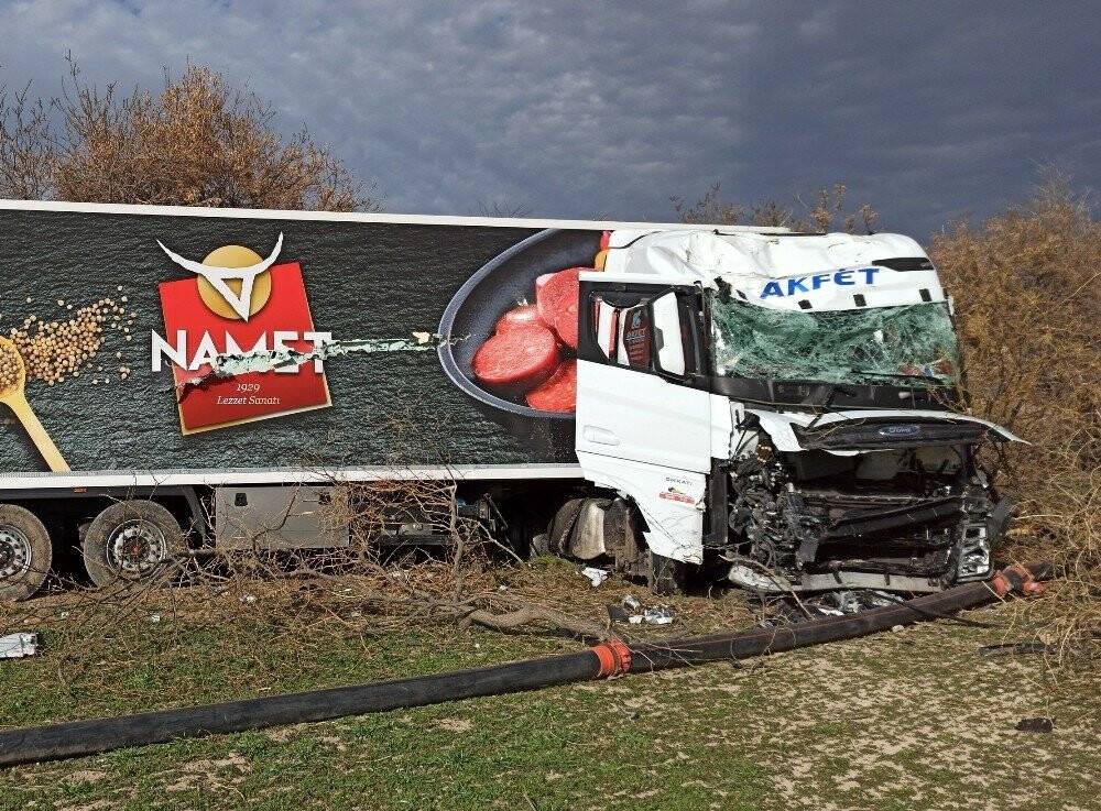 Konya yolunda tır şarampole düştü: 1 yaralı