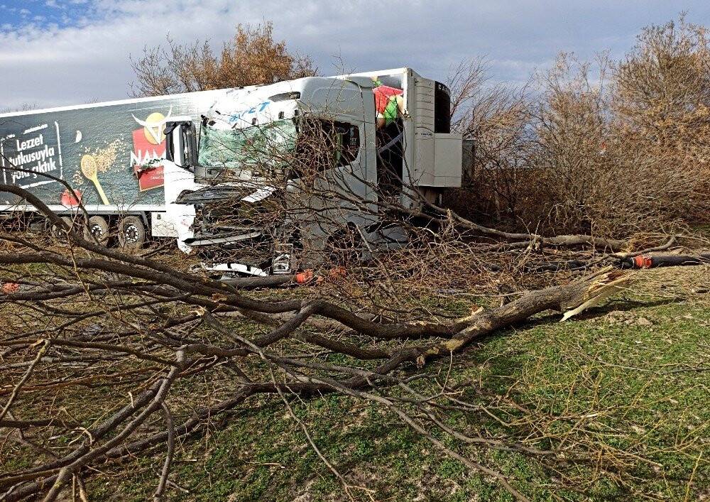 Konya yolunda tır şarampole düştü: 1 yaralı