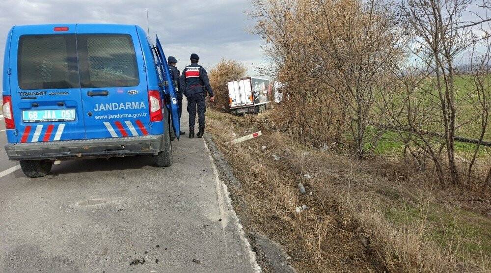 Konya yolunda tır şarampole düştü: 1 yaralı