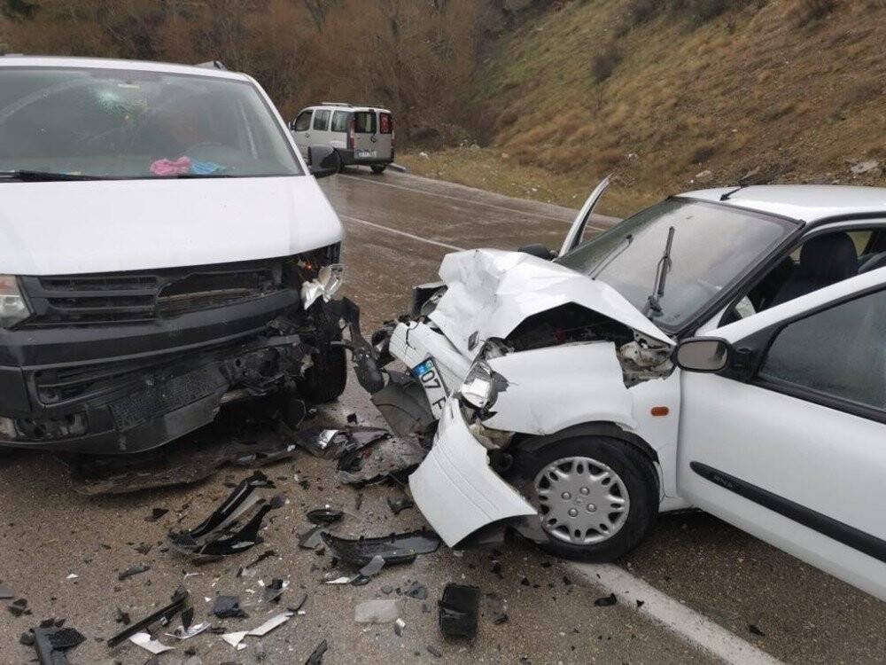 Konya yolunda kaza! Minibüs ile otomobil çarpıştı: 4’ü öğretmen 6 yaralı