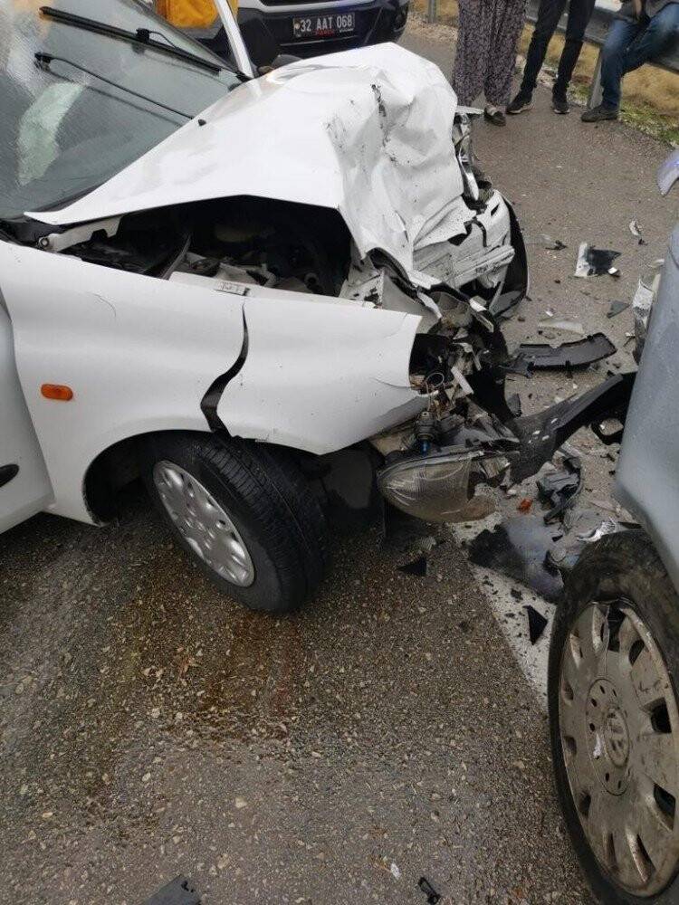 Konya yolunda kaza! Minibüs ile otomobil çarpıştı: 4’ü öğretmen 6 yaralı