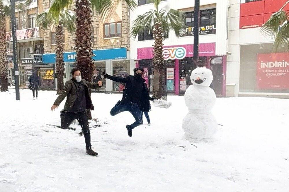 İşi gücü bırakıp 3 metrelik kardan adam yaptı