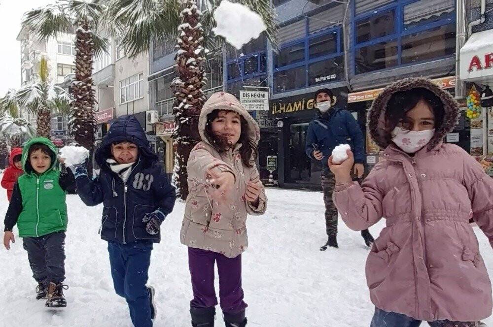 İşi gücü bırakıp 3 metrelik kardan adam yaptı