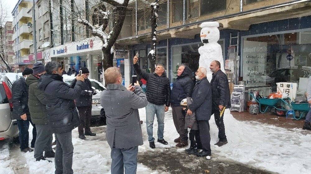 İşi gücü bırakıp 3 metrelik kardan adam yaptı