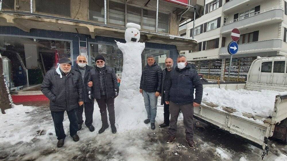 İşi gücü bırakıp 3 metrelik kardan adam yaptı