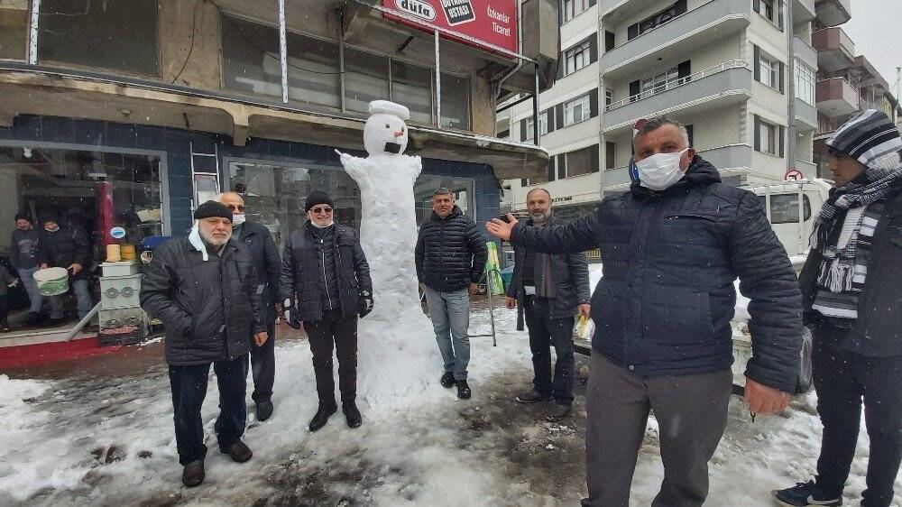 İşi gücü bırakıp 3 metrelik kardan adam yaptı