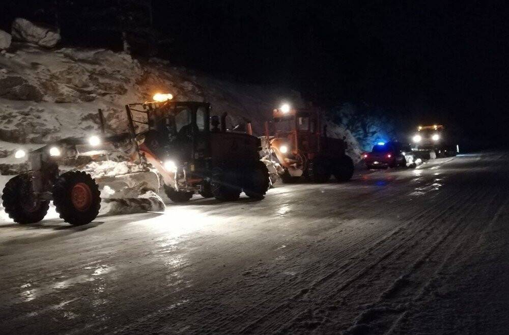 Konya-Antalya kara yolunda ulaşım kar yağışı nedeniyle güçlükle sağlanıyor