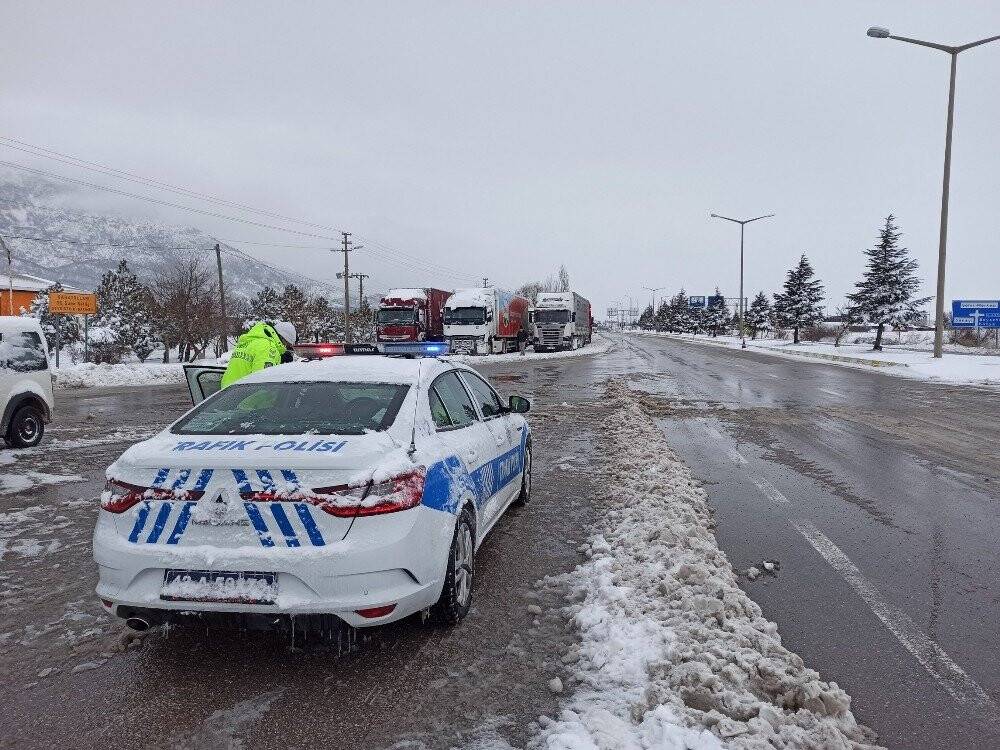 Konya-Antalya kara yolunda ulaşım kar yağışı nedeniyle güçlükle sağlanıyor