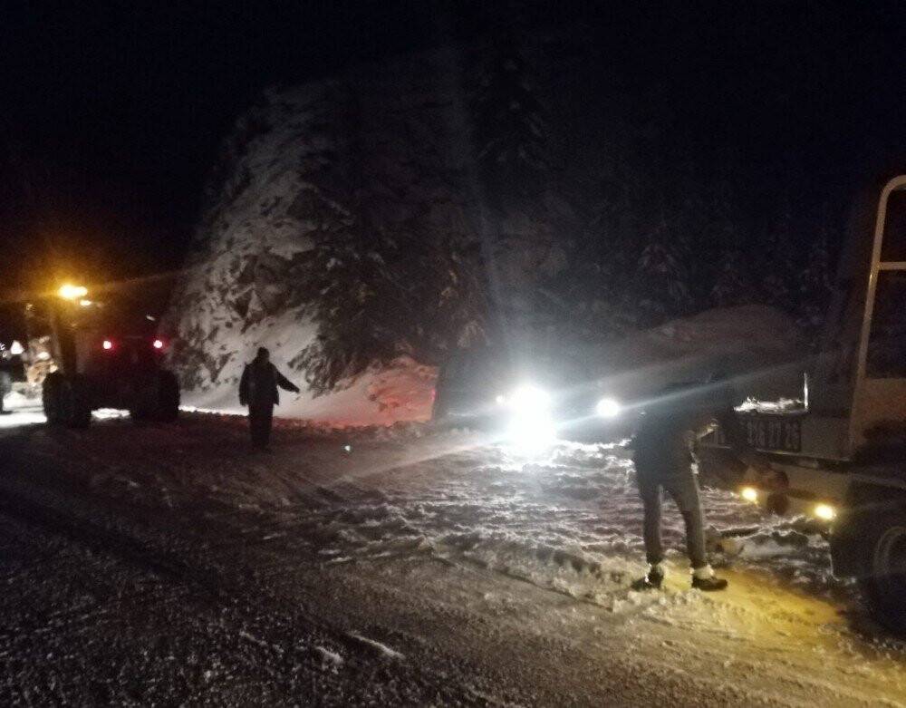 Konya-Antalya kara yolunda ulaşım kar yağışı nedeniyle güçlükle sağlanıyor