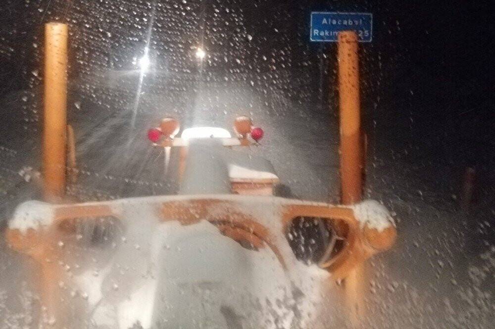 Konya-Antalya kara yolunda ulaşım kar yağışı nedeniyle güçlükle sağlanıyor