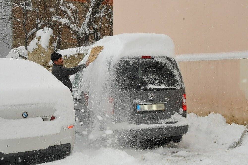 Konya'da kar kalınlığı 30 santimetreyi bulan ilçede temizlik çalışmaları devam ediyor