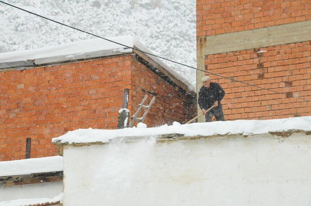 Konya'da kar kalınlığı 30 santimetreyi bulan ilçede temizlik çalışmaları devam ediyor