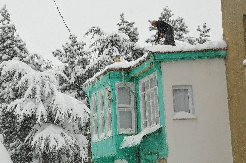 Konya'da kar kalınlığı 30 santimetreyi bulan ilçede temizlik çalışmaları devam ediyor