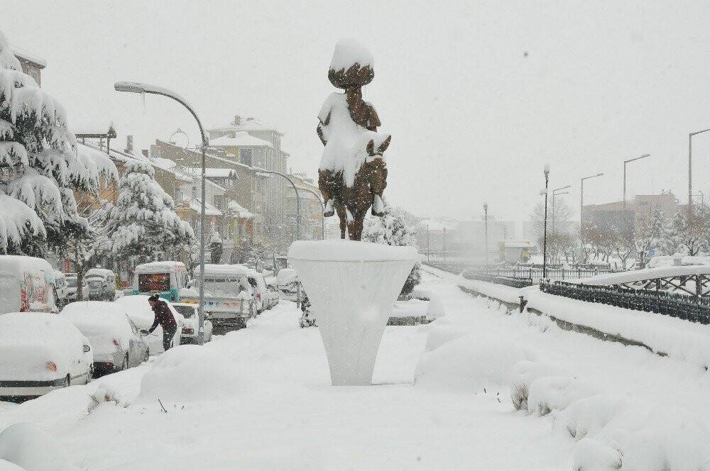 Konya'da kar kalınlığı 30 santimetreyi bulan ilçede temizlik çalışmaları devam ediyor