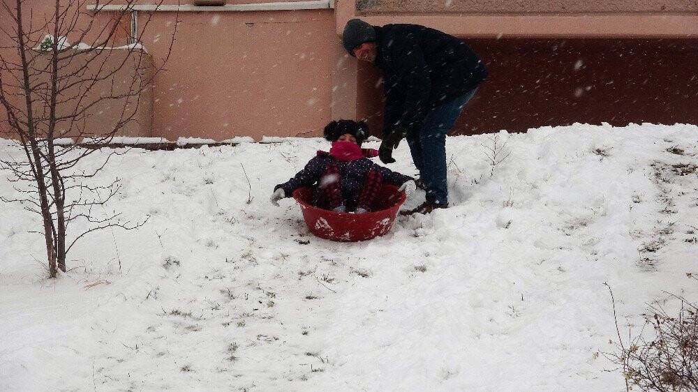 Leğenli, naylonlu kar eğlencesi