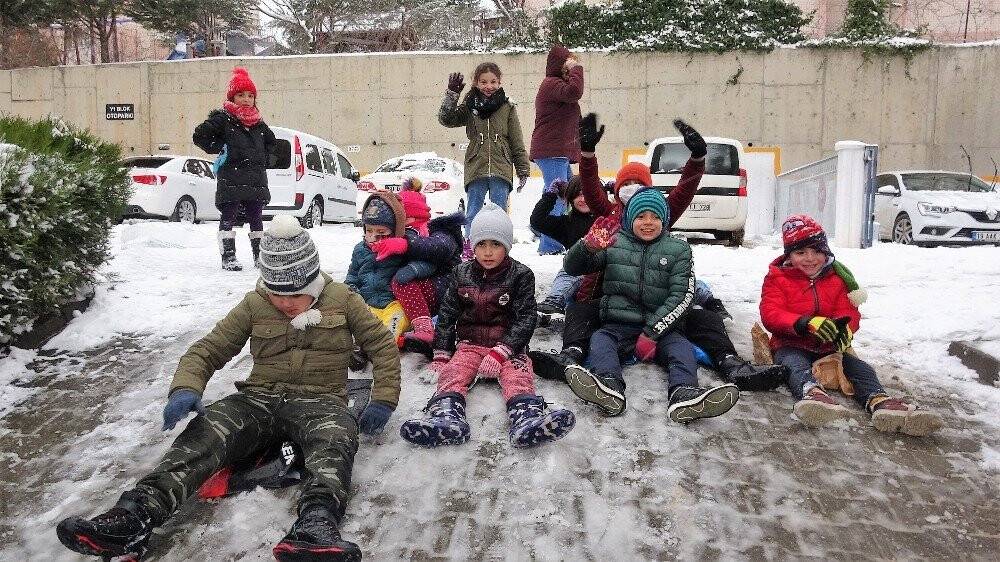 Leğenli, naylonlu kar eğlencesi