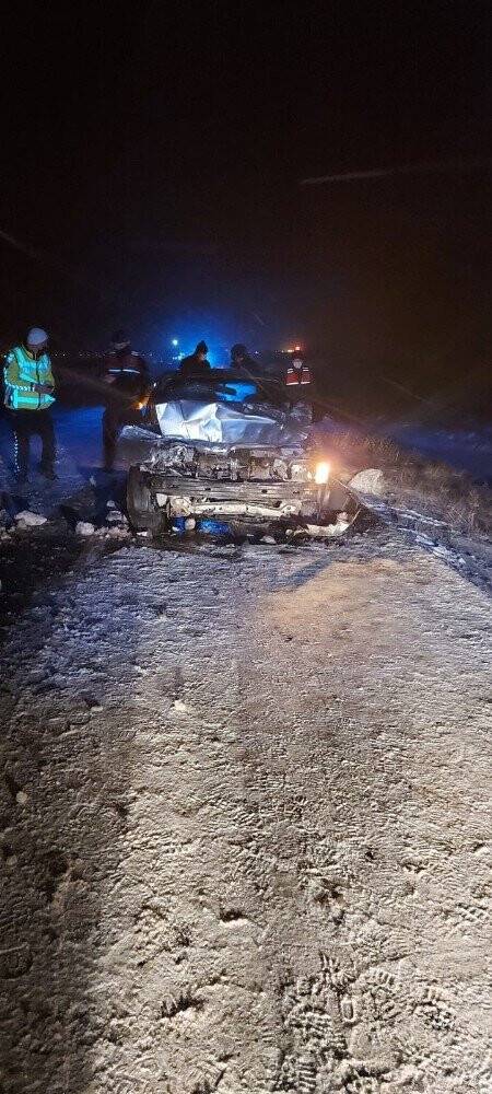 Otomobil tırın altına girdi: 3 yaralı