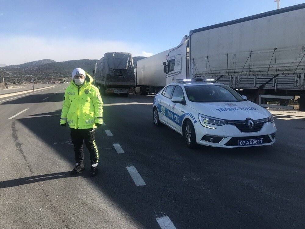 Kapanan Antalya-Konya karayolu kontrollü olarak açıldı