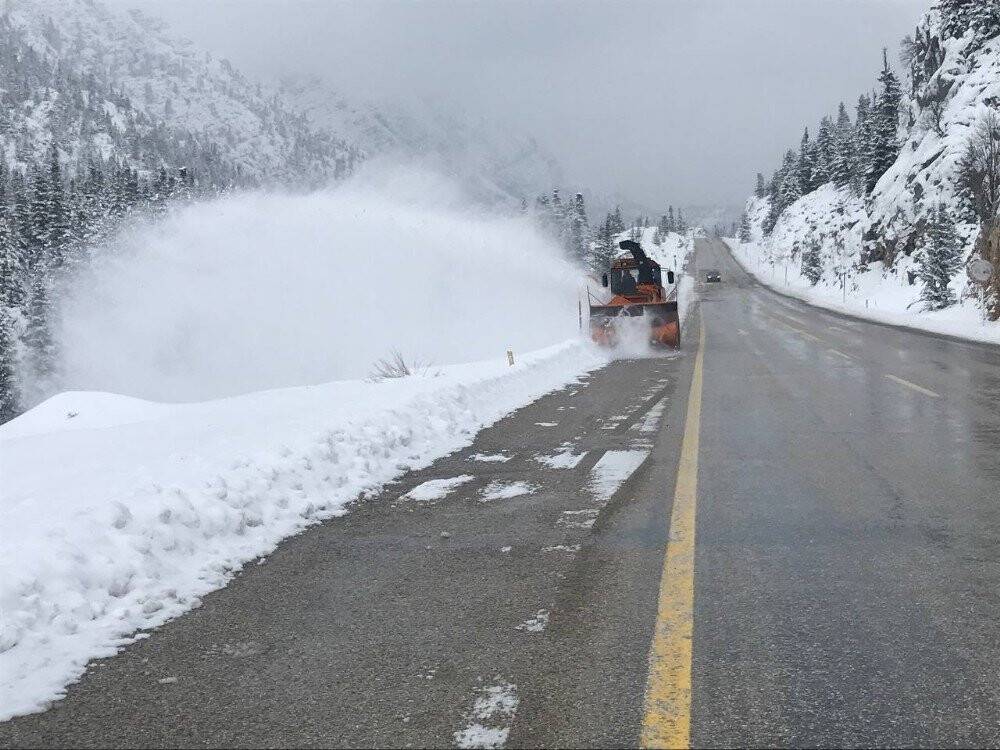Kapanan Antalya-Konya karayolu kontrollü olarak açıldı