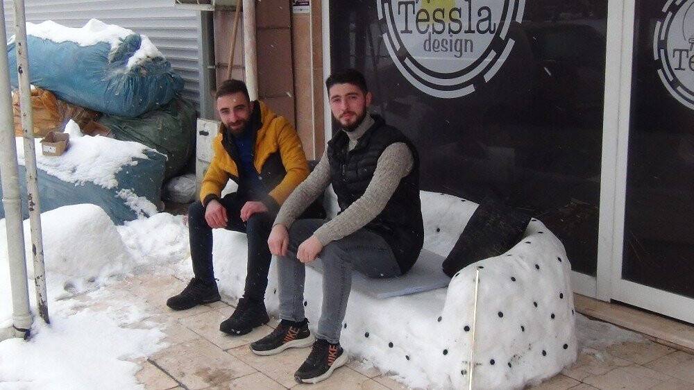 Kardan koltuk yapıp üzerinde çay keyfi yaptılar