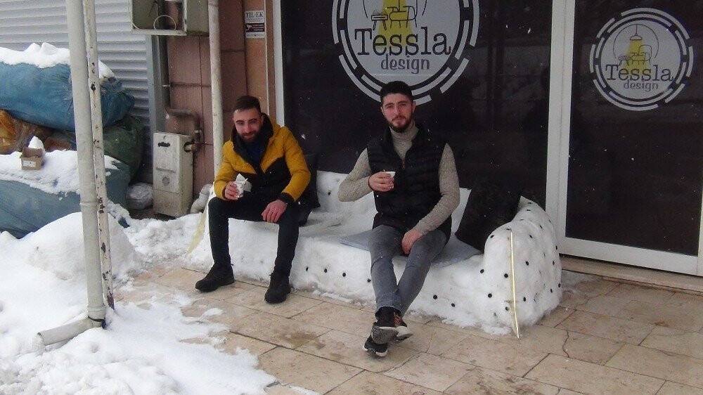 Kardan koltuk yapıp üzerinde çay keyfi yaptılar