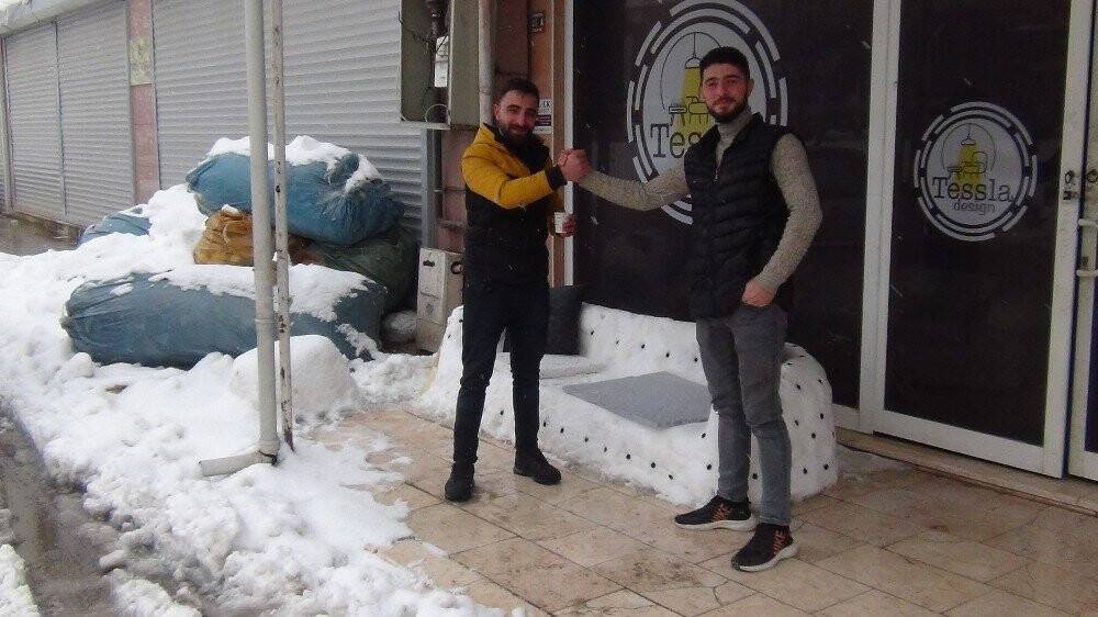Kardan koltuk yapıp üzerinde çay keyfi yaptılar