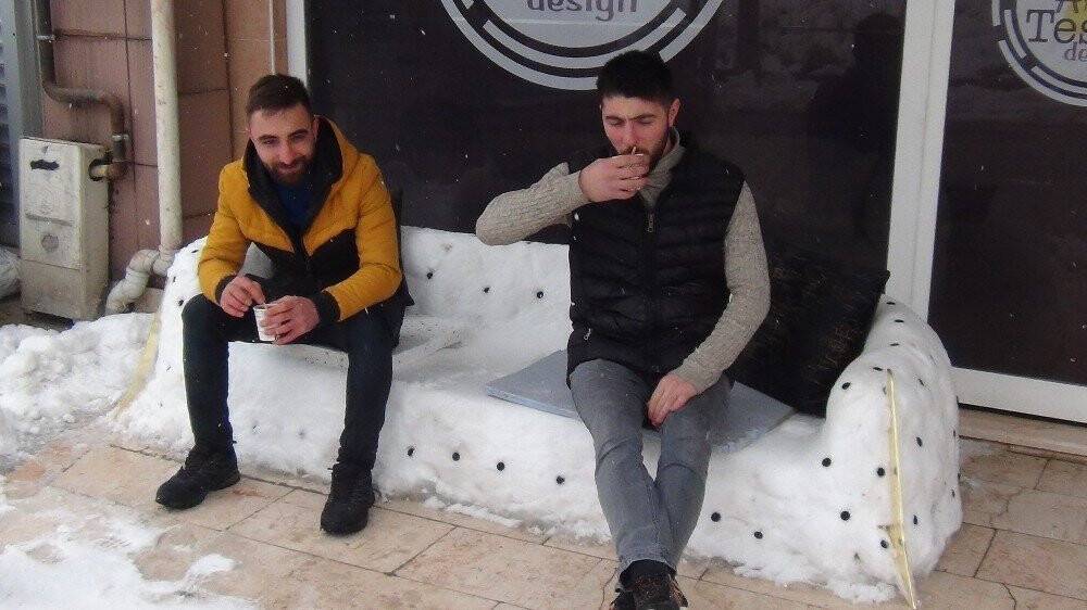 Kardan koltuk yapıp üzerinde çay keyfi yaptılar