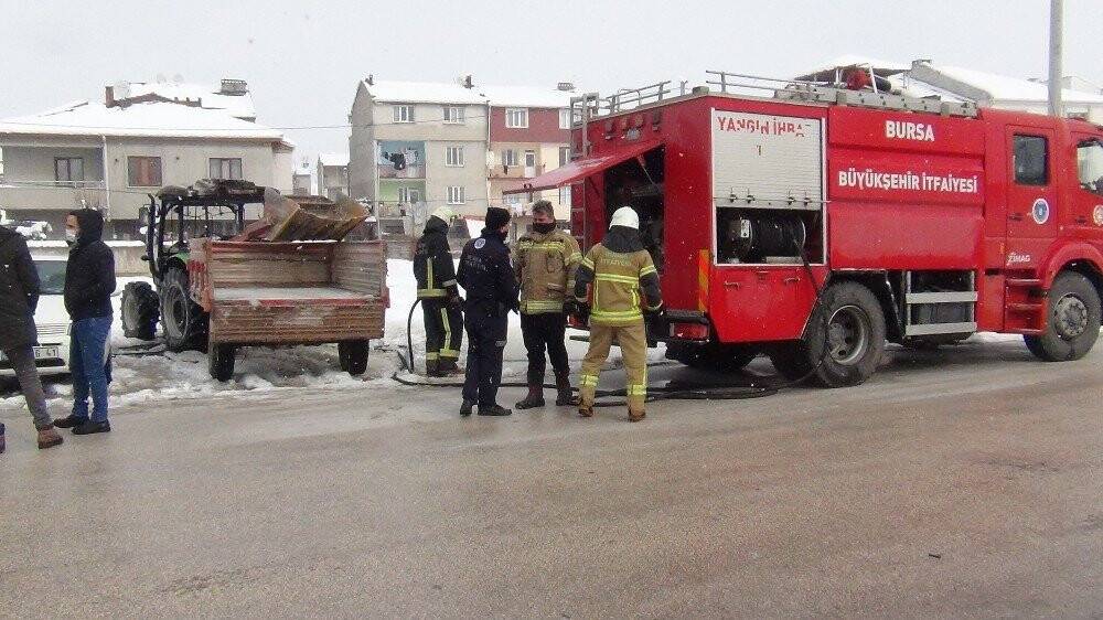 Park halindeki traktör alevlere teslim oldu