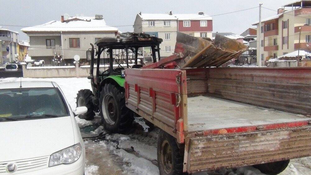 Park halindeki traktör alevlere teslim oldu