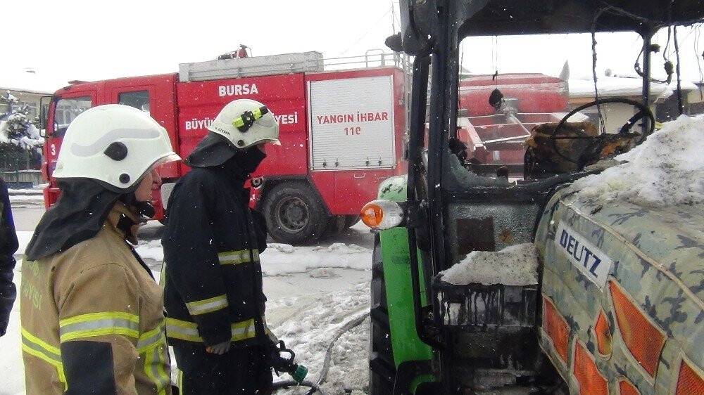 Park halindeki traktör alevlere teslim oldu