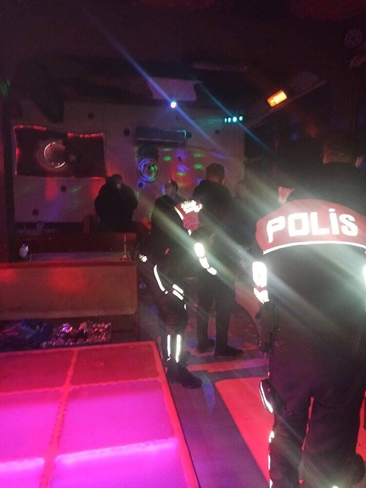Konya'da kısıtlamada kısıtlamada eğlence mekanında yakalananlara polisten işlem