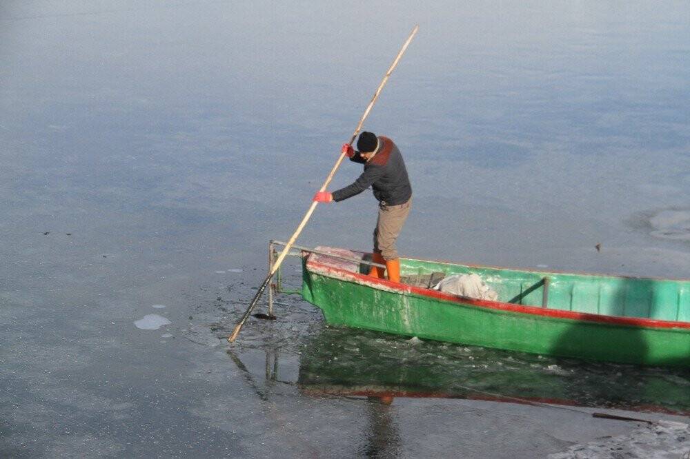 Konya'da balıkçıların buz kırma mesaisi