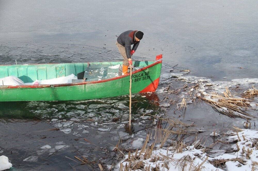 Konya'da balıkçıların buz kırma mesaisi