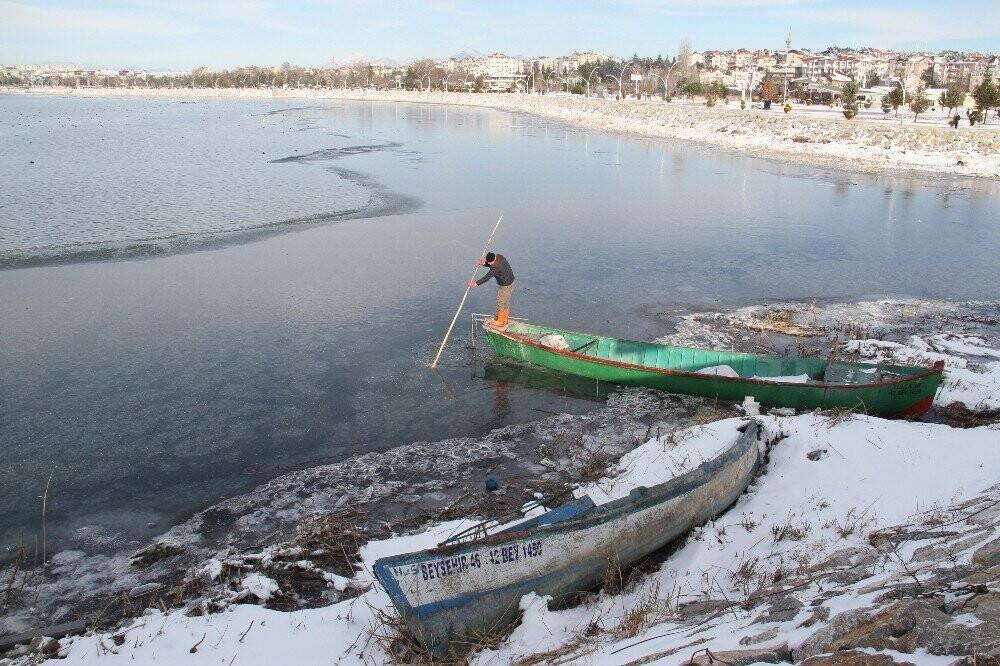 Konya'da balıkçıların buz kırma mesaisi