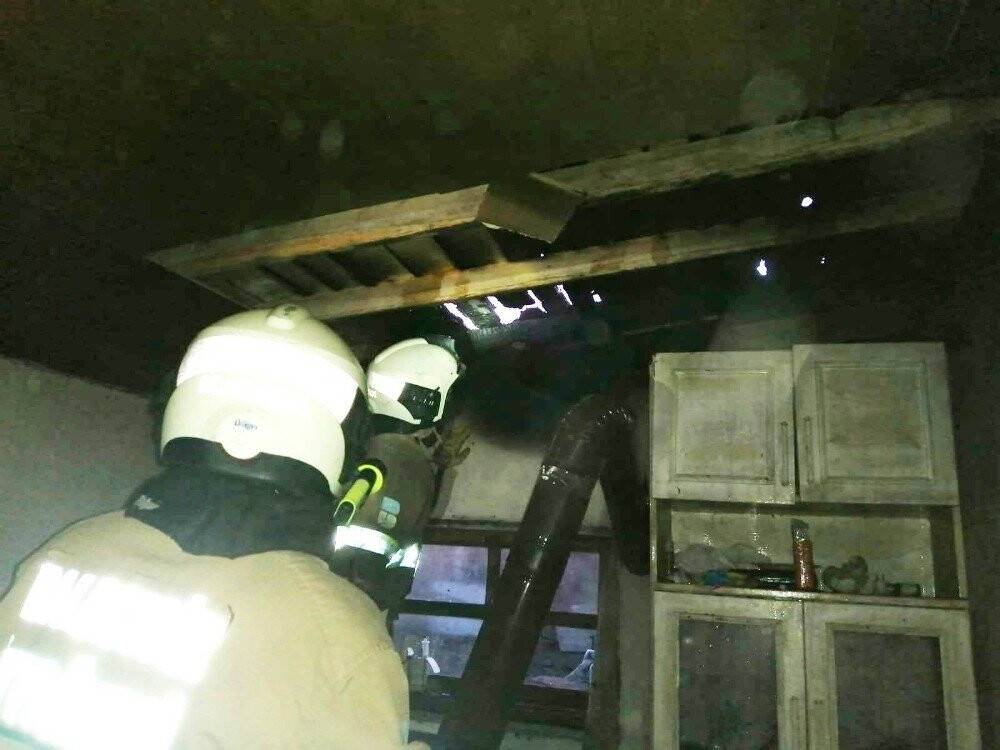 İnekleri yanmaktan itfaiye kurtardı