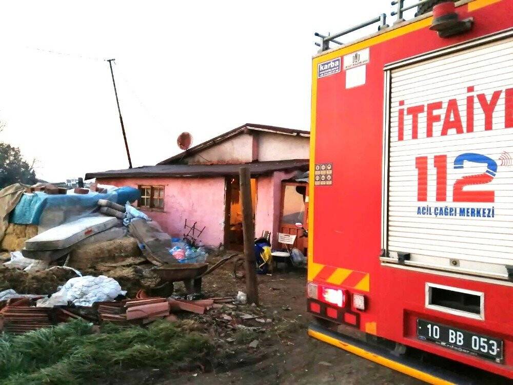 İnekleri yanmaktan itfaiye kurtardı