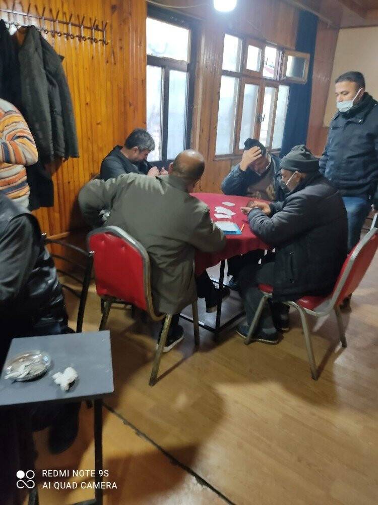 Konya'da Kovid-19 denetimi! Polis basınca çatıya saklandılar!