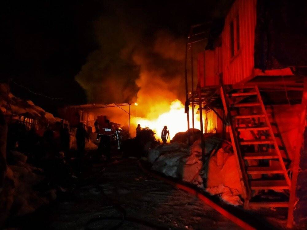 Ümraniye’de geceyi alevler aydınlattı