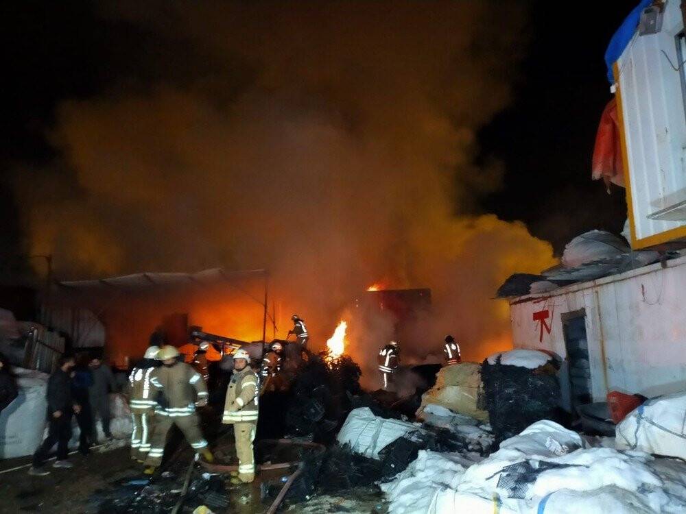 Ümraniye’de geceyi alevler aydınlattı