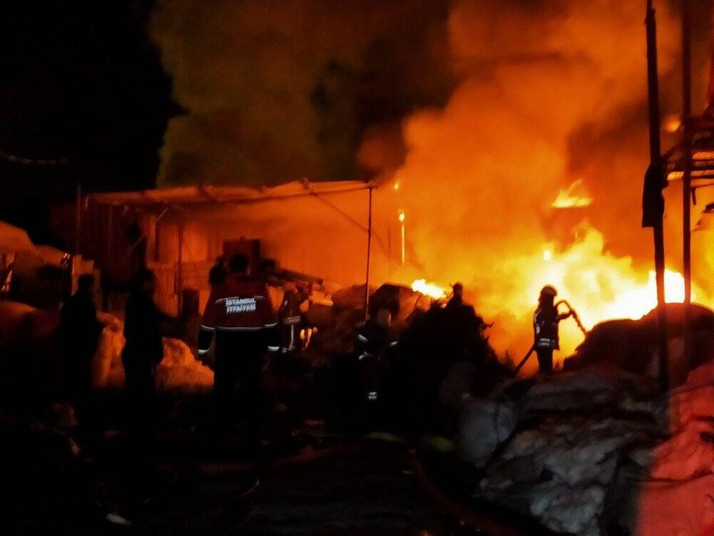 Ümraniye’de geceyi alevler aydınlattı