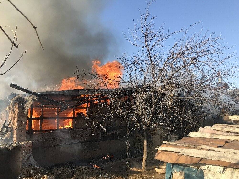 Konya'da Arı kovanı imalathanesinde yangın çıktı!