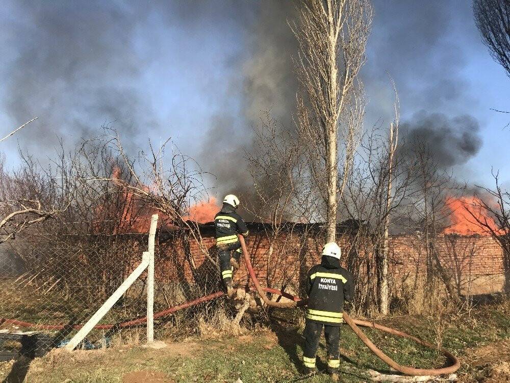 Konya'da Arı kovanı imalathanesinde yangın çıktı!