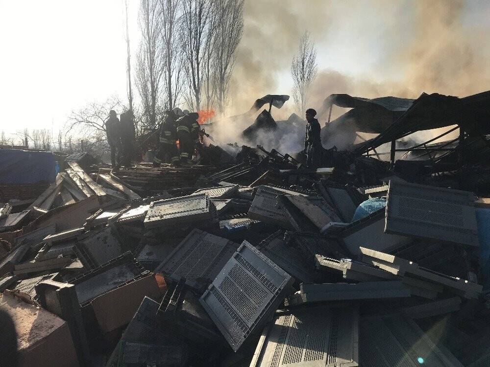 Konya'da Arı kovanı imalathanesinde yangın çıktı!
