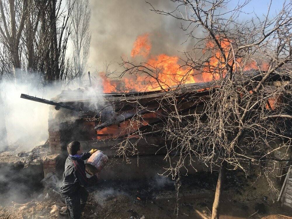 Konya'da Arı kovanı imalathanesinde yangın çıktı!